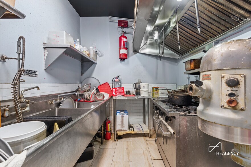 More Photos Of 501 Hudson St, New York Storefront Retail Office For Lease