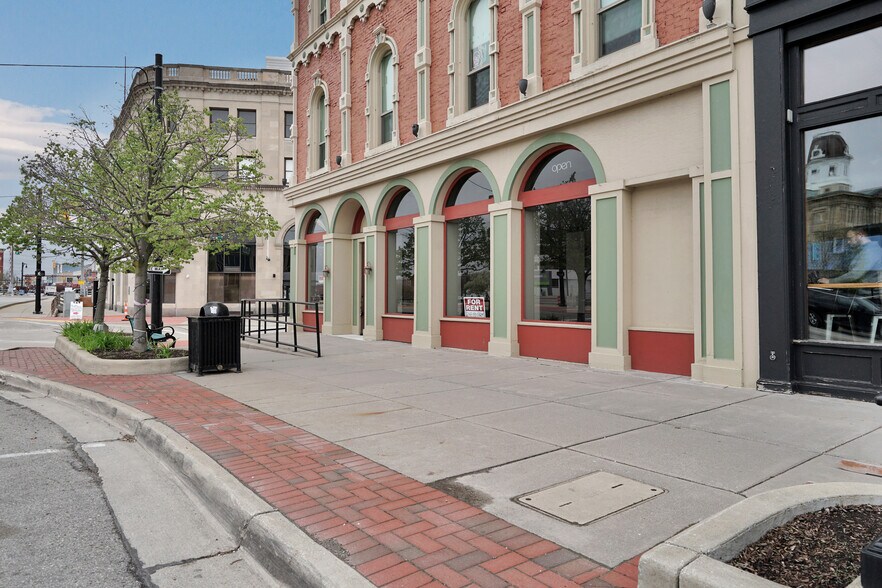 Primary Photo Of 902 Military Ave, Port Huron Restaurant For Lease