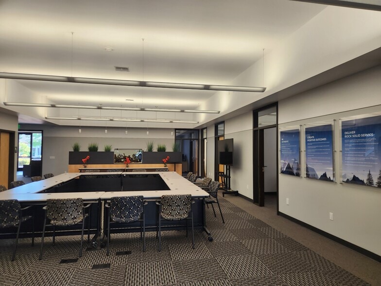 More Photos Of 444 S Haskell St, Central Point Office For Lease