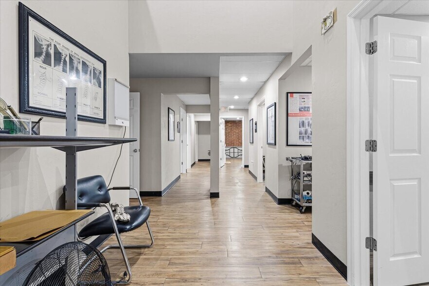 More Photos Of 15043 Main St, Alachua Showroom For Sale