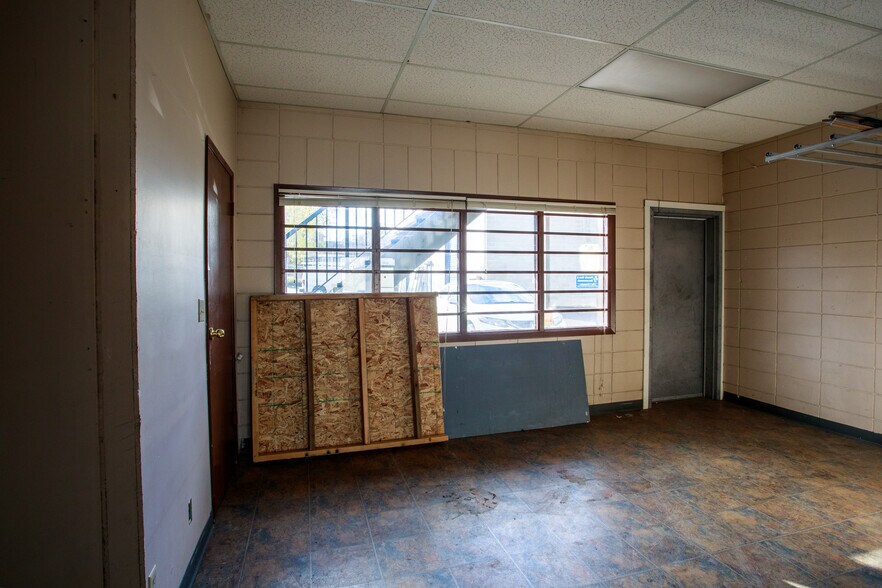 More Photos Of 2808 48 Av, Vernon Storefront Retail Residential For Lease