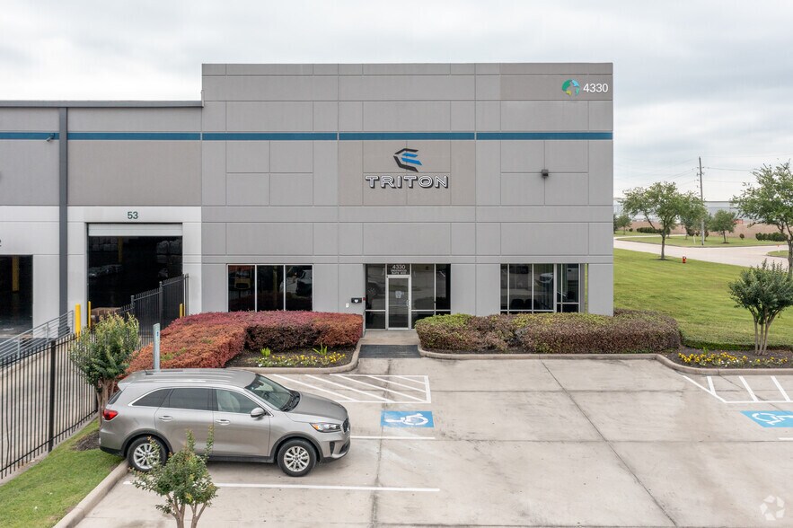 More Photos Of 4330 Underwood Rd, Pasadena Warehouse For Lease