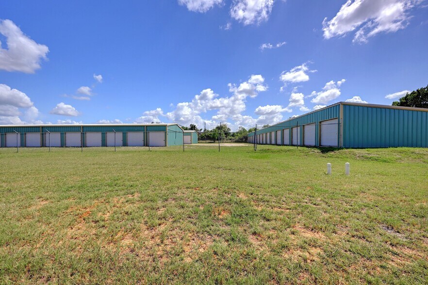 More Photos Of 1940 Magnolia Ave, Luling Self Storage For Sale