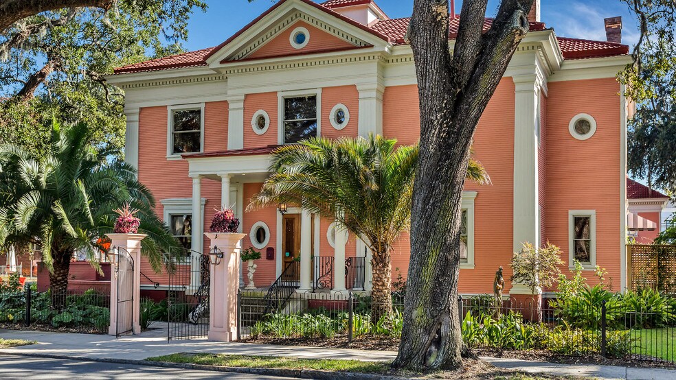More Photos Of 119 E 37th St, Savannah Restaurant For Sale