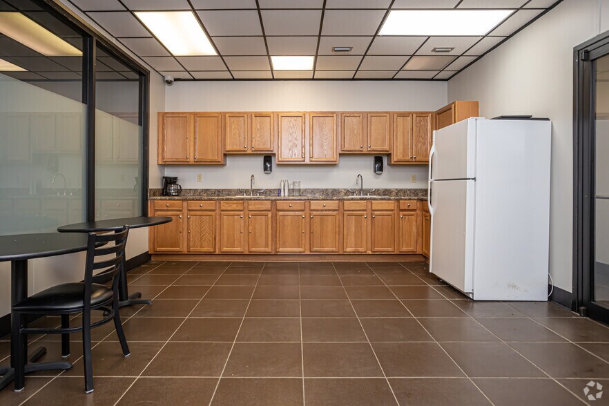 More Photos Of 3315 Demetropolis Rd, Mobile Office For Sale