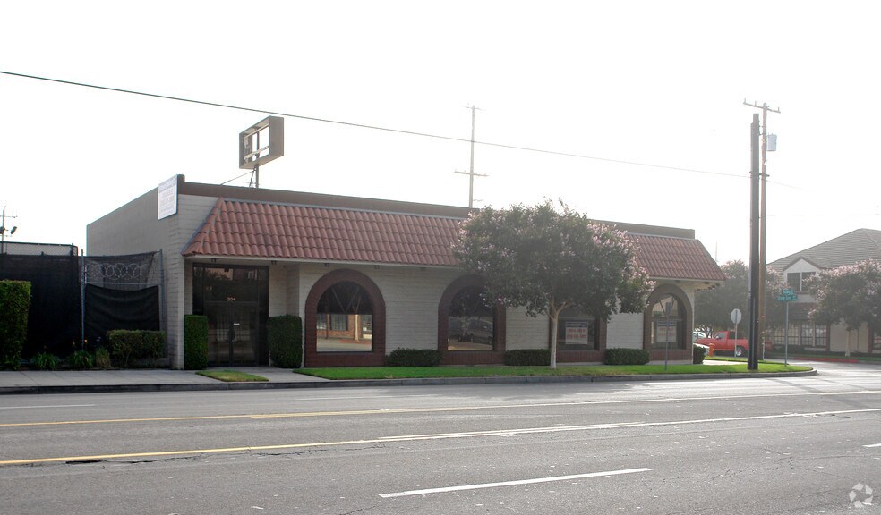 More Photos Of 200-204 N Victory Blvd, Burbank Freestanding For Lease