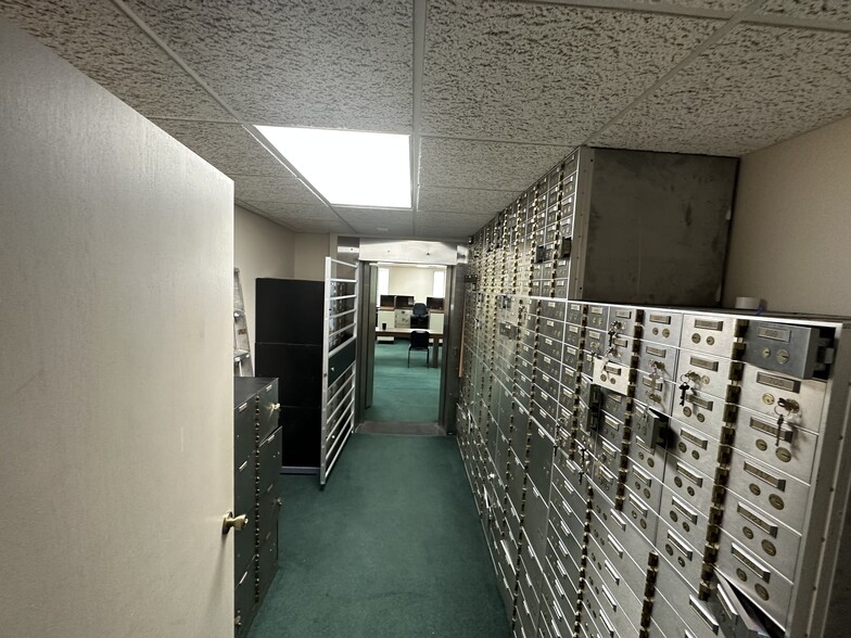 More Photos Of 39 Triangle St, Martin Bank For Lease