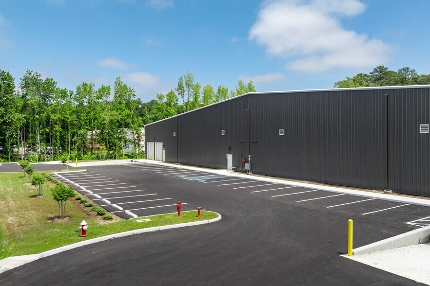 More Photos Of 324 E St, Hampton Warehouse For Lease