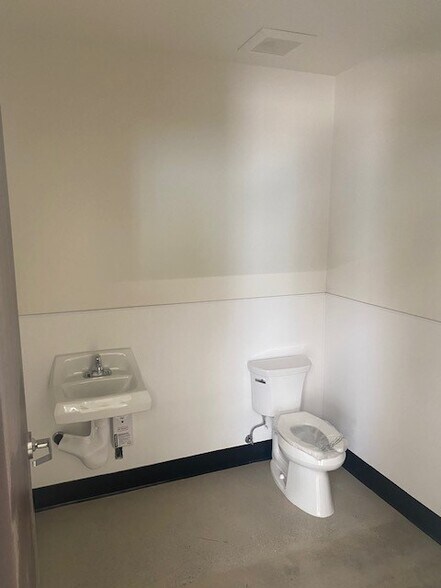 More Photos Of 8026 Freestone Ave, Santa Fe Springs Industrial For Lease