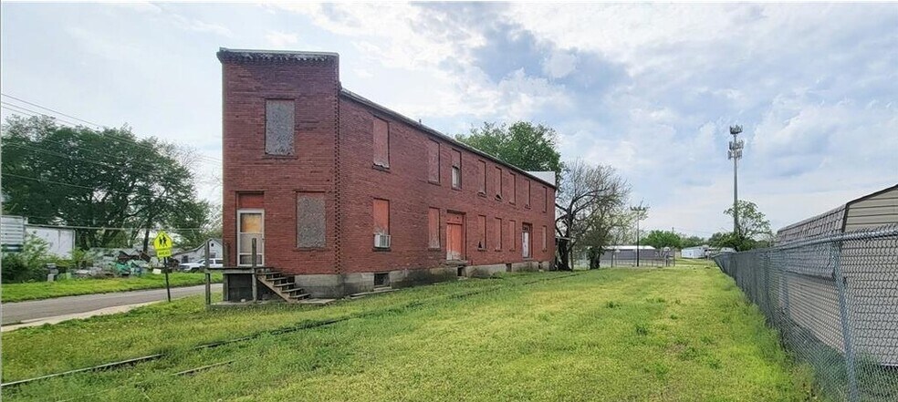 More Photos Of 512 Monroe st, Iola Loft Creative Space For Sale