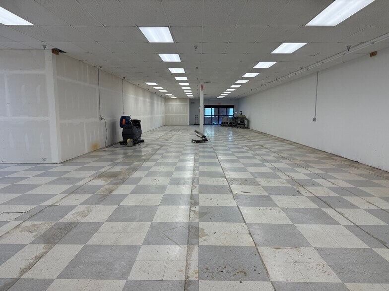 More Photos Of 808-810 N Monroe St, Waterloo Freestanding For Lease