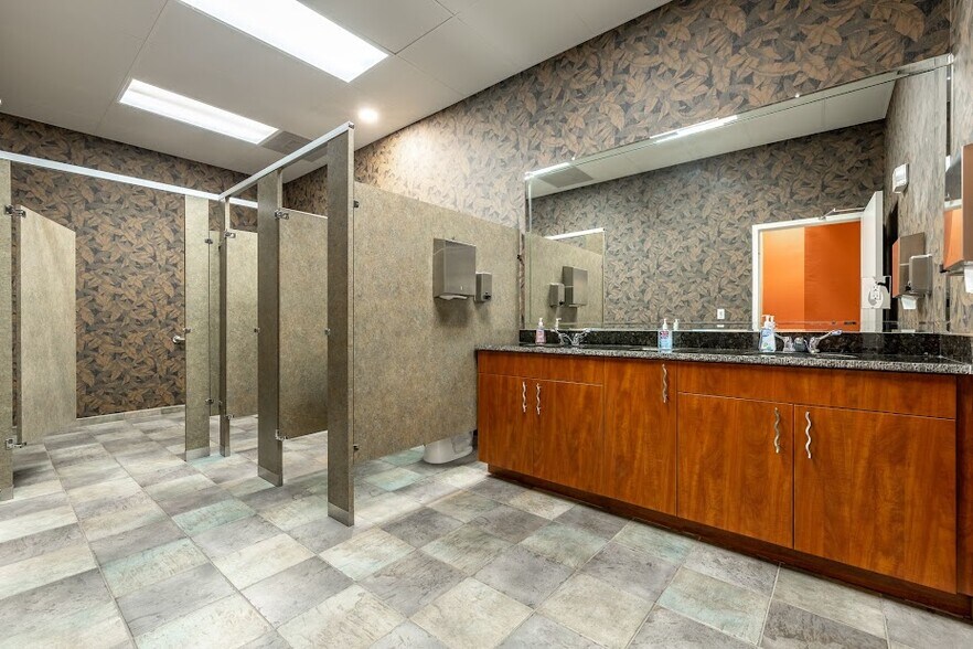 More Photos Of 422 NE 2nd Pl, Cape Coral Office For Lease