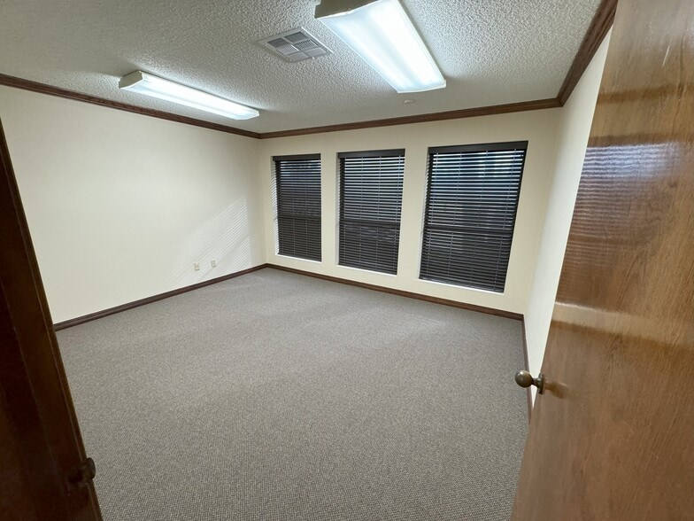 More Photos Of 1617 Greenbriar Pl, Oklahoma City Office For Lease