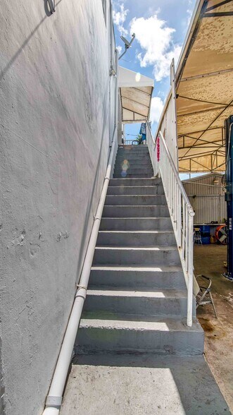 More Photos Of 250 NE 44th St, Oakland Park Auto Repair For Sale