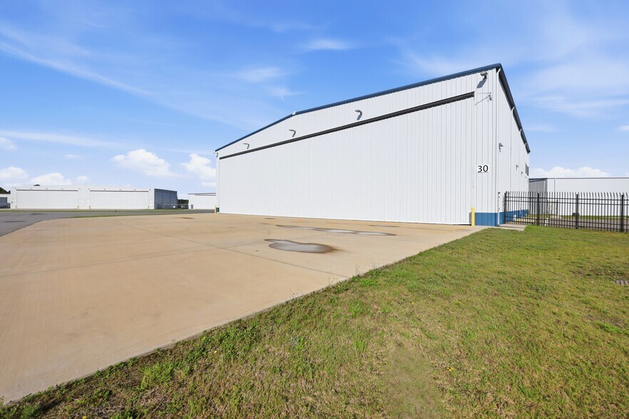 More Photos Of 451 Airport Rd, Greenville Airplane Hangar For Lease