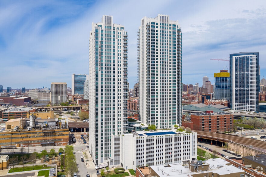Primary Photo Of 555 W Kinzie St, Chicago Apartments For Lease