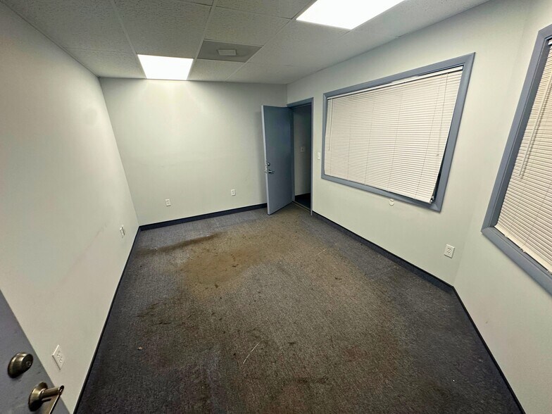 More Photos Of 6009 15th St E, Bradenton Warehouse For Lease