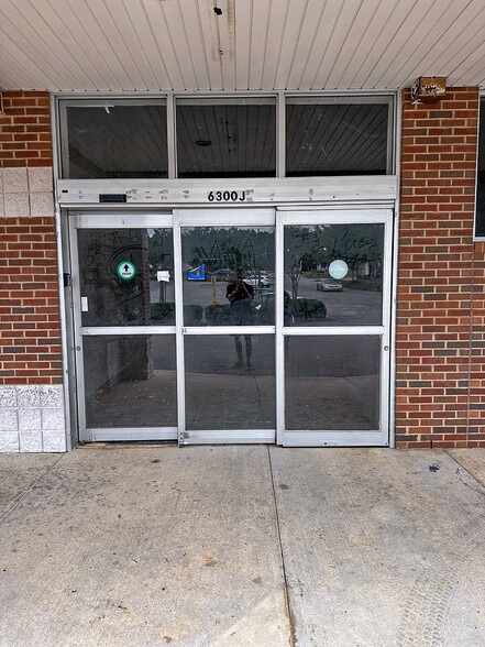 More Photos Of 6300 Grelot Rd, Mobile Storefront For Lease