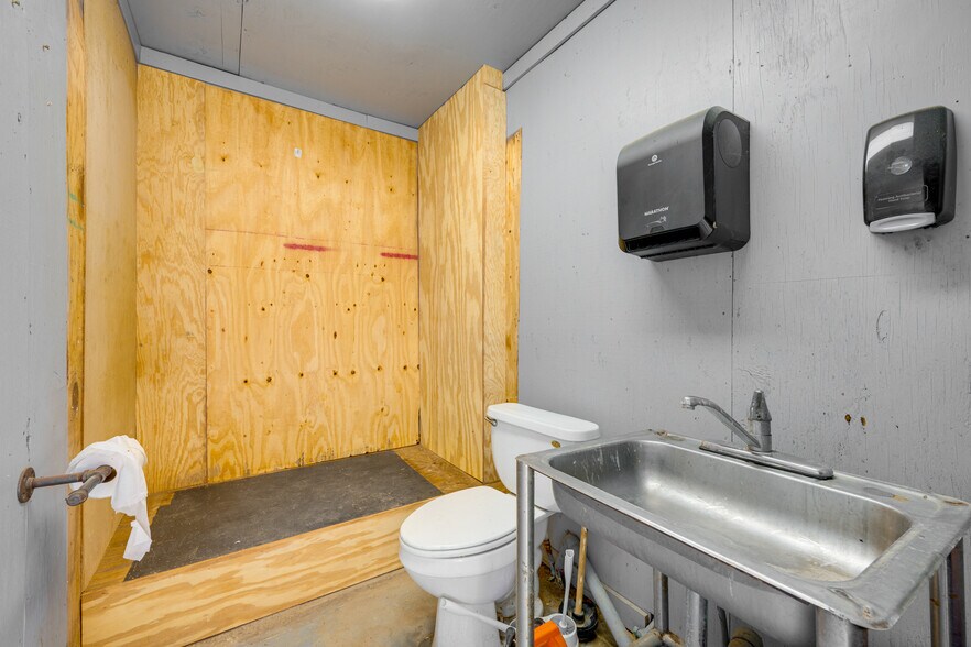 More Photos Of 10203-10263 County Road 135, Flint Service For Lease