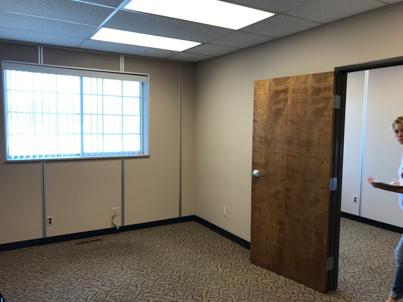 More Photos Of 2820 W Maple Rd, Troy Office For Sale