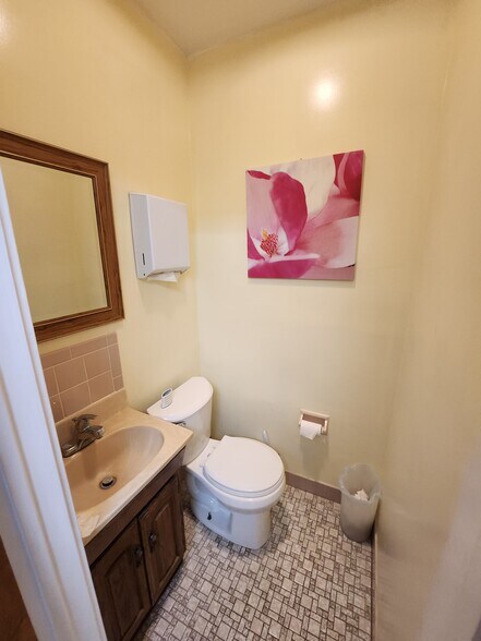 More Photos Of 920 Lawn Ave, Sellersville Medical For Sale