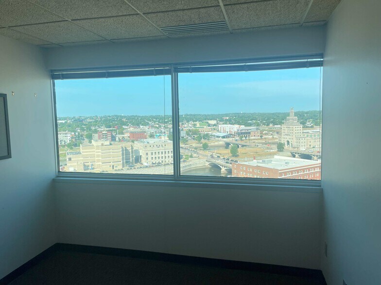 More Photos Of 425 2nd St SE, Cedar Rapids Office For Sale