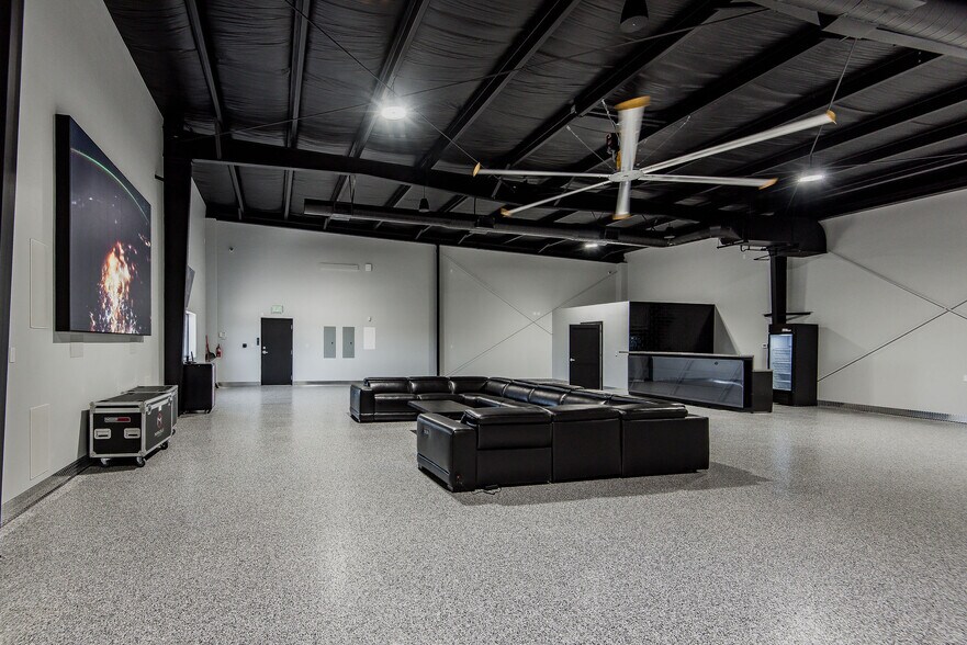 More Photos Of 1551 E World Blvd, Fort Mohave Showroom For Sale