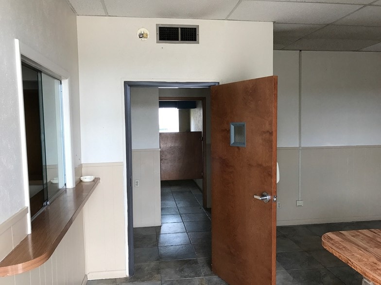 More Photos Of 920 Roberts Cut Off Rd, River Oaks Office For Lease