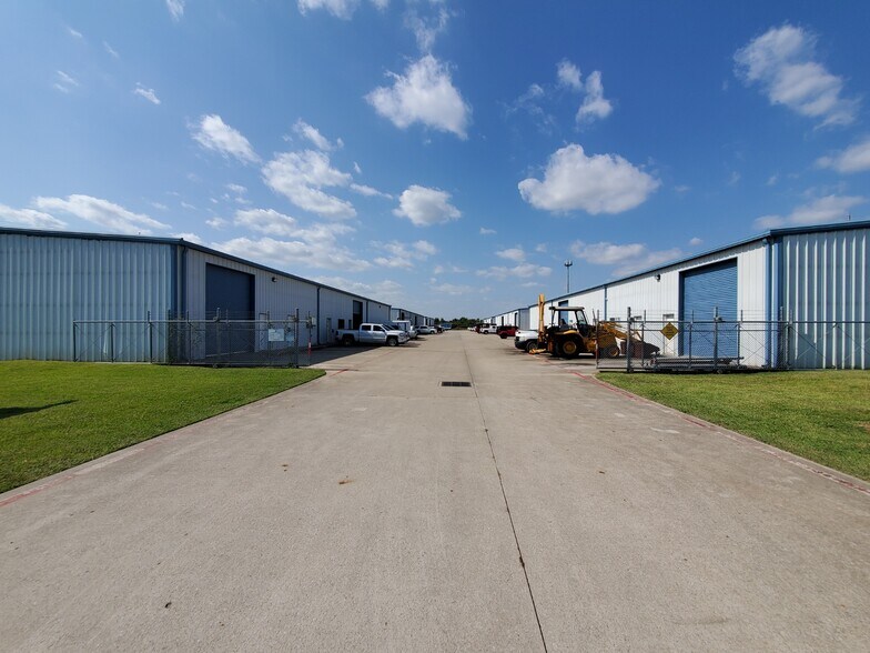 More Photos Of 4402 Rex Rd, Friendswood Unknown For Lease