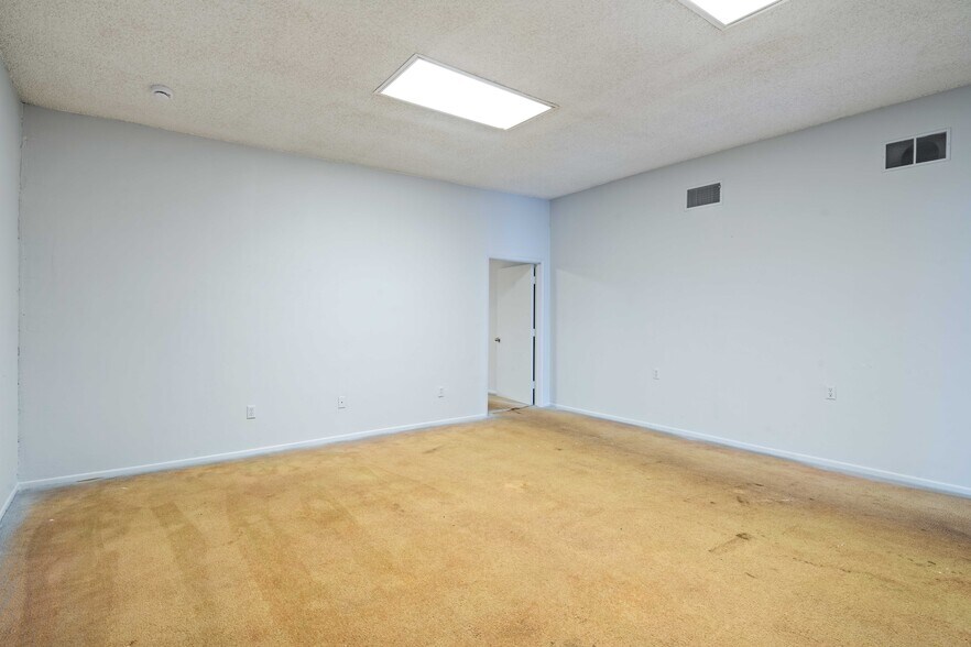More Photos Of 1421 S Hill St, Los Angeles Warehouse For Lease