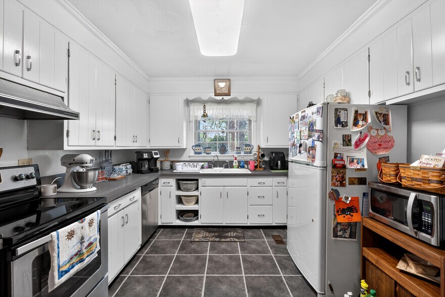 More Photos Of 2870 King William Ave, West Point Flex For Sale