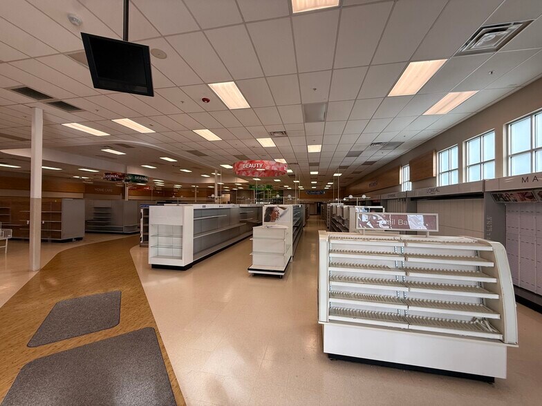 More Photos Of 577 Mast Rd, Manchester Drugstore For Sale