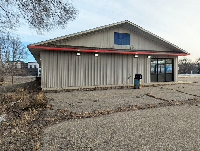 More Photos Of 151 W St Julien St, Saint Peter Freestanding For Sale