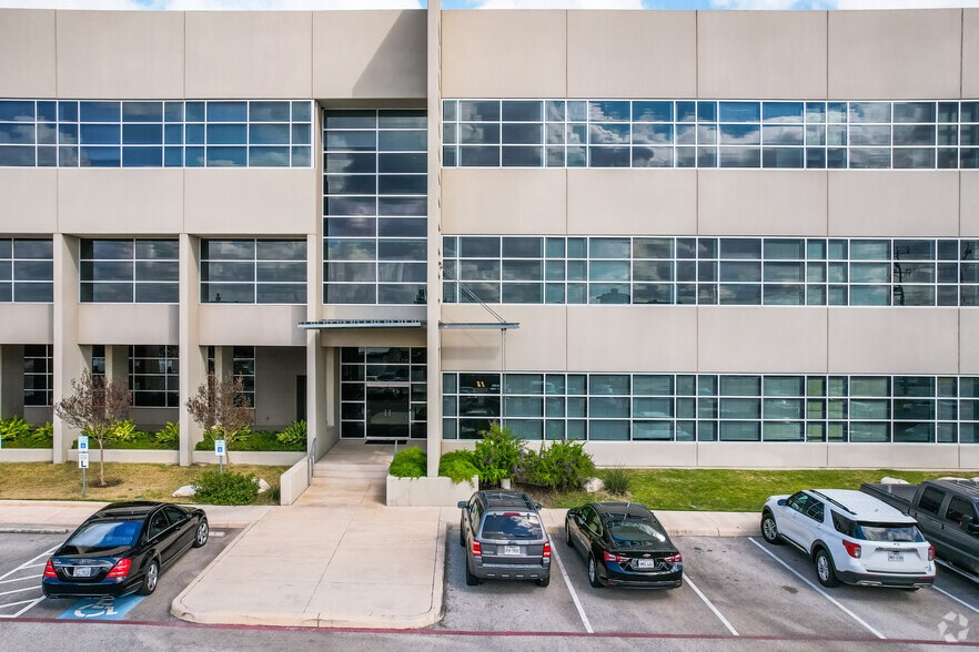 More Photos Of 17115 San Pedro Ave, San Antonio Office For Lease