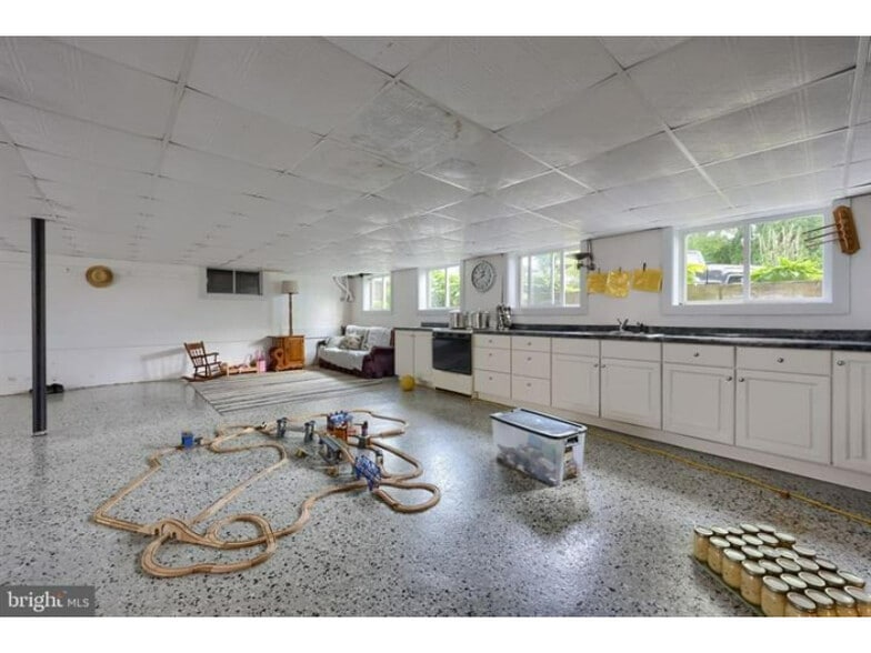 More Photos Of 240 Railroad Ave, Bird In Hand Flex For Sale