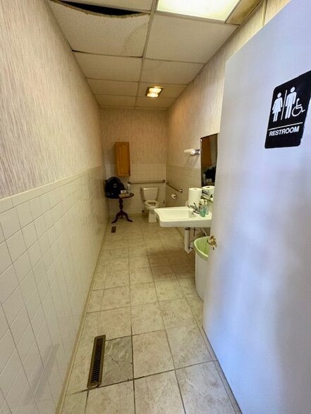 More Photos Of 325 E Washington St, Muncie Office For Sale