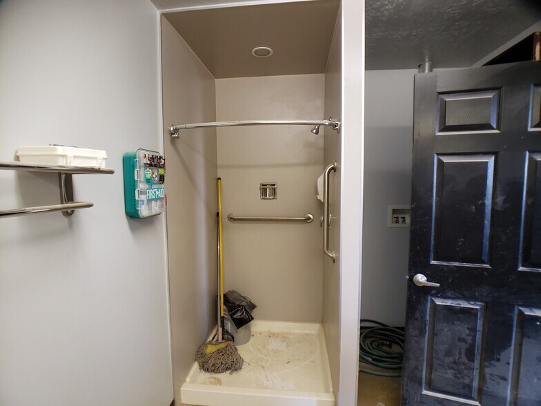 More Photos Of 215 N Redwood Rd, North Salt Lake Flex For Lease