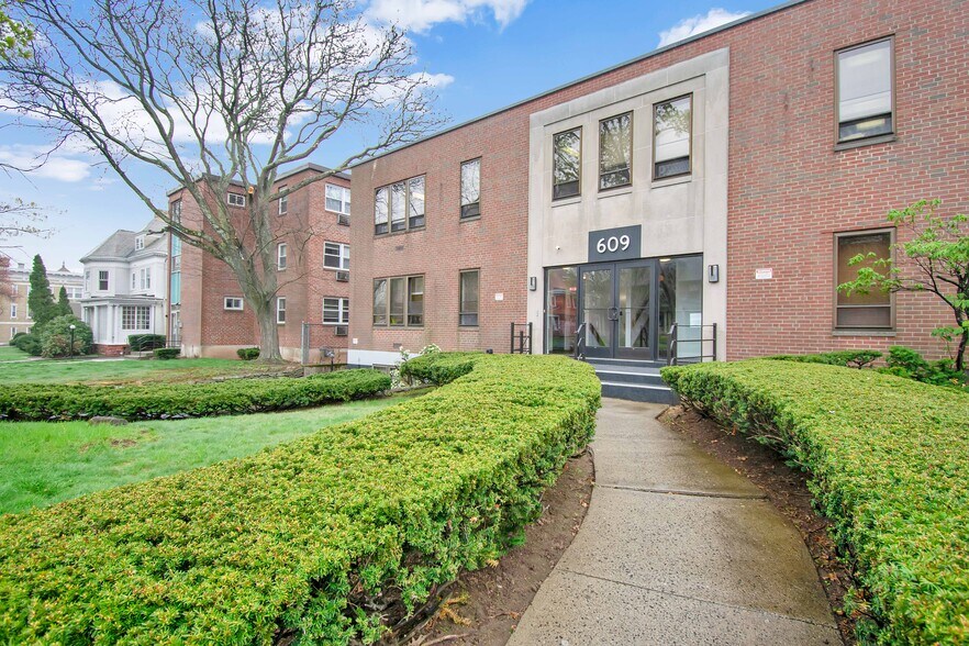 More Photos Of 609 Farmington Ave, Hartford Medical For Lease