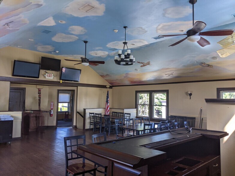 More Photos Of 2515 Far Hills Ave, Oakwood Restaurant For Sale