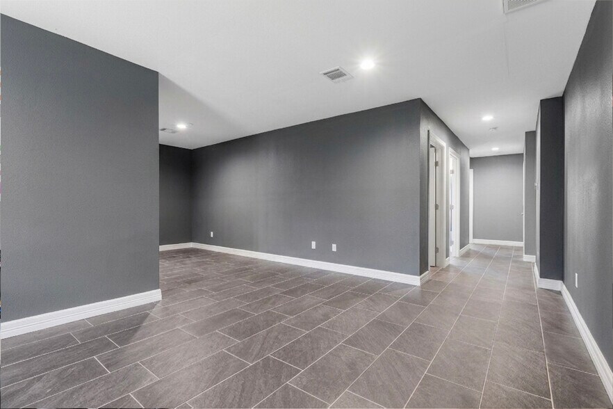 More Photos Of 902 Waco St, Dayton Office For Sale