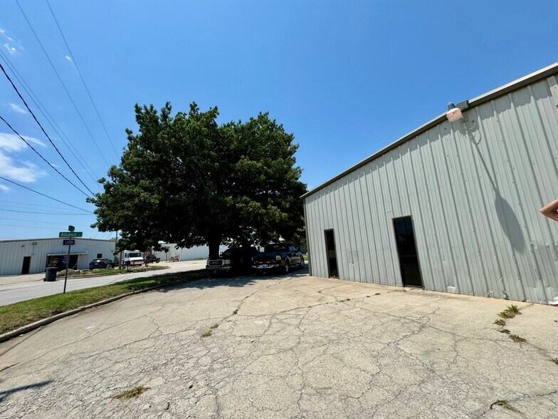 More Photos Of 220 S Alliance Ct, Oklahoma City Manufacturing For Lease