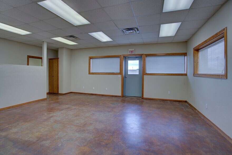 More Photos Of 2830 NW 32nd St, Newcastle Office For Sale