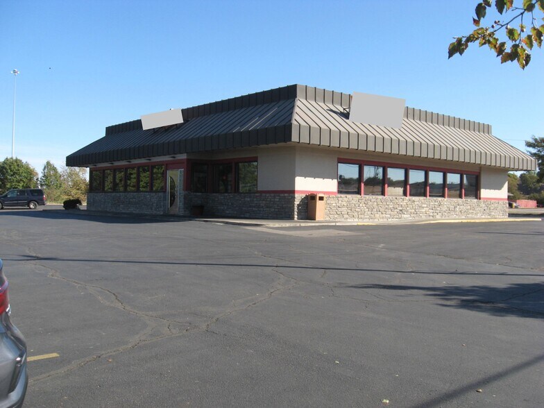 Primary Photo Of 1500 SW Wanamaker Rd, Topeka Restaurant For Lease