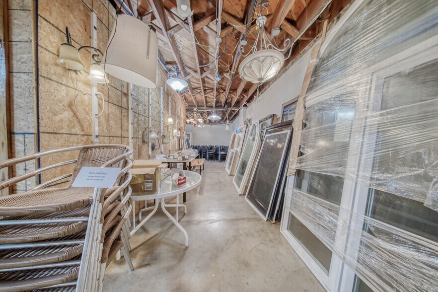 More Photos Of 105 E Walnut St, Houston Freestanding For Sale