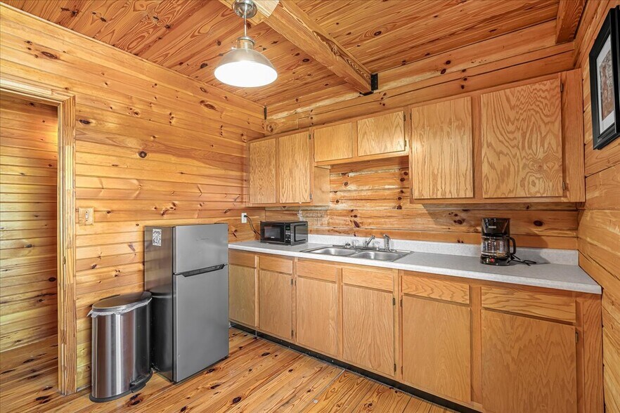More Photos Of 793 Breckenridge St, Stanton Office For Sale