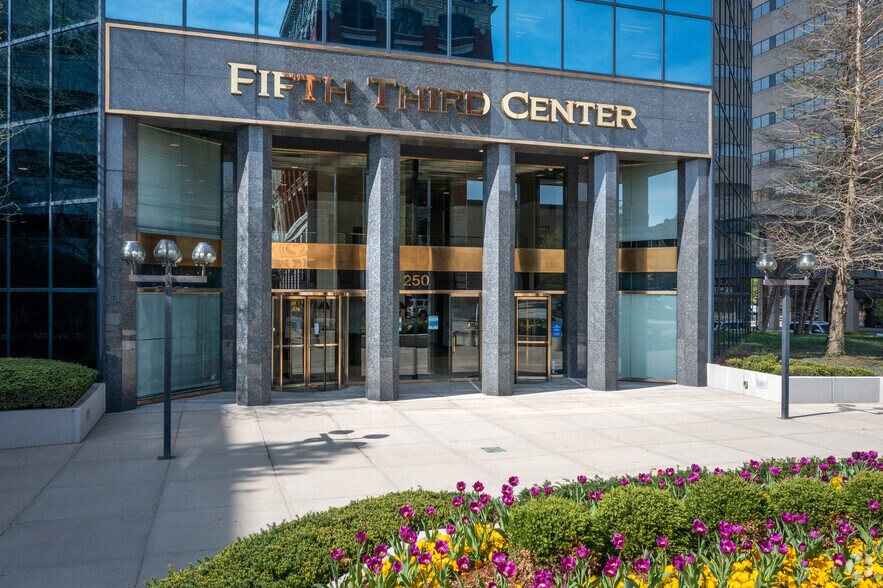 More Photos Of 250 W Main St, Lexington Office For Lease