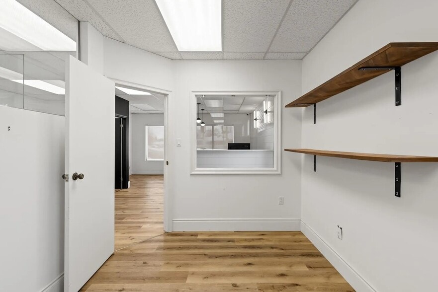 More Photos Of 696 Hamilton Rd, London Office For Lease