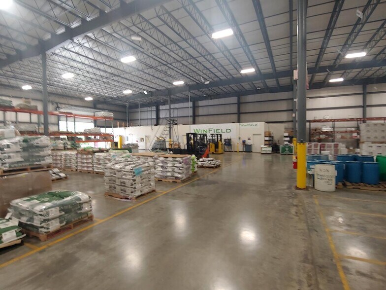 More Photos Of 365 Emig Rd, York Warehouse For Lease