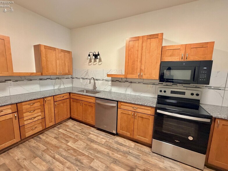 More Photos Of 110 Railroad St, Clyde Restaurant For Sale