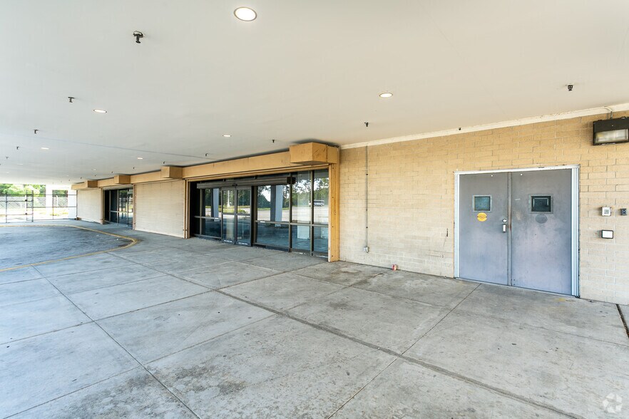 More Photos Of 1700 W International Speedway Blvd, Daytona Beach Department Store For Sale